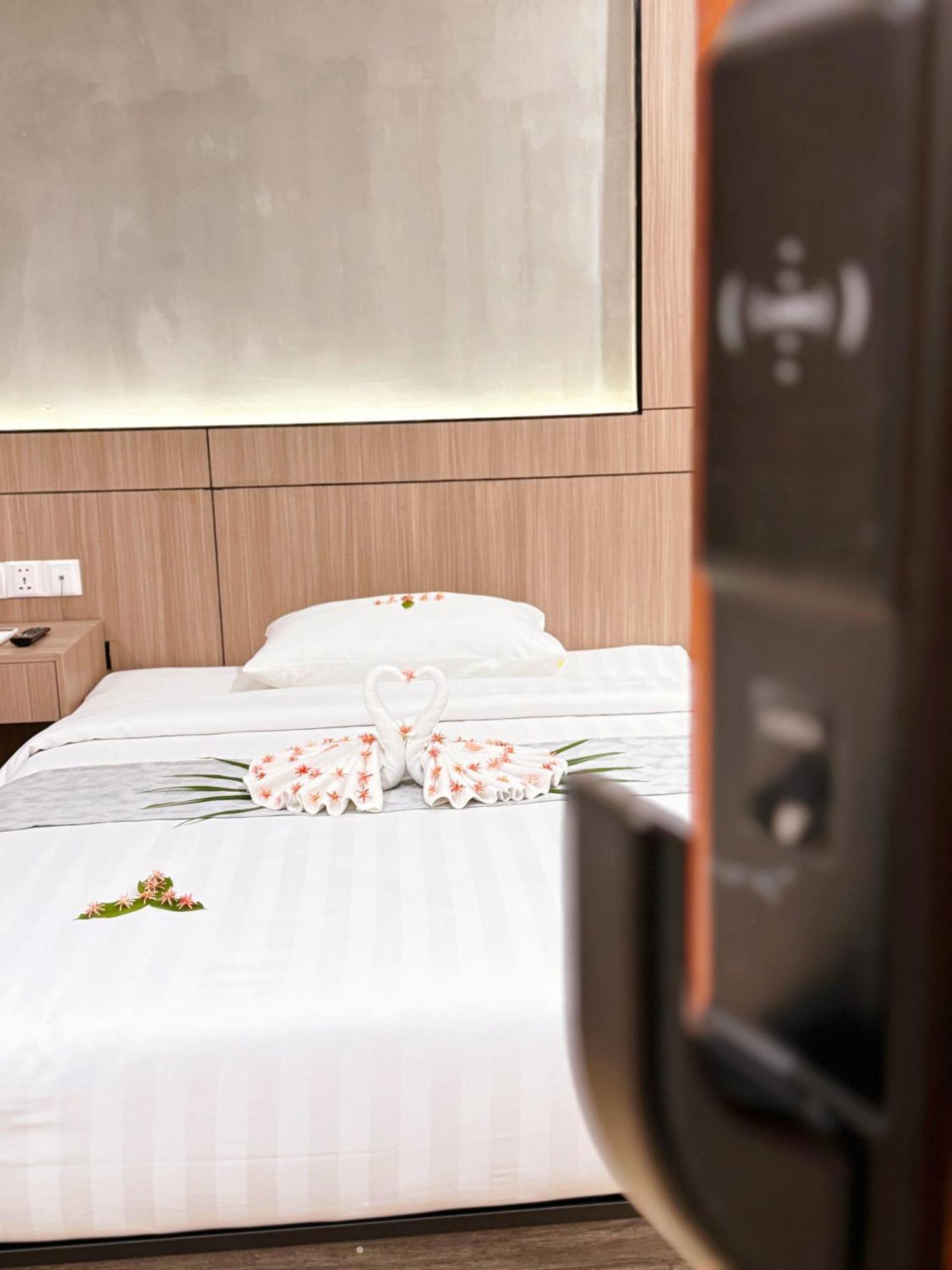 Joli Hotel Phnom Penh Bagian luar foto